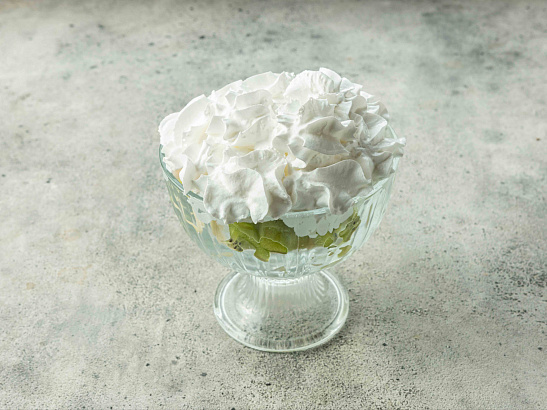 Фруктовый салат со сливками