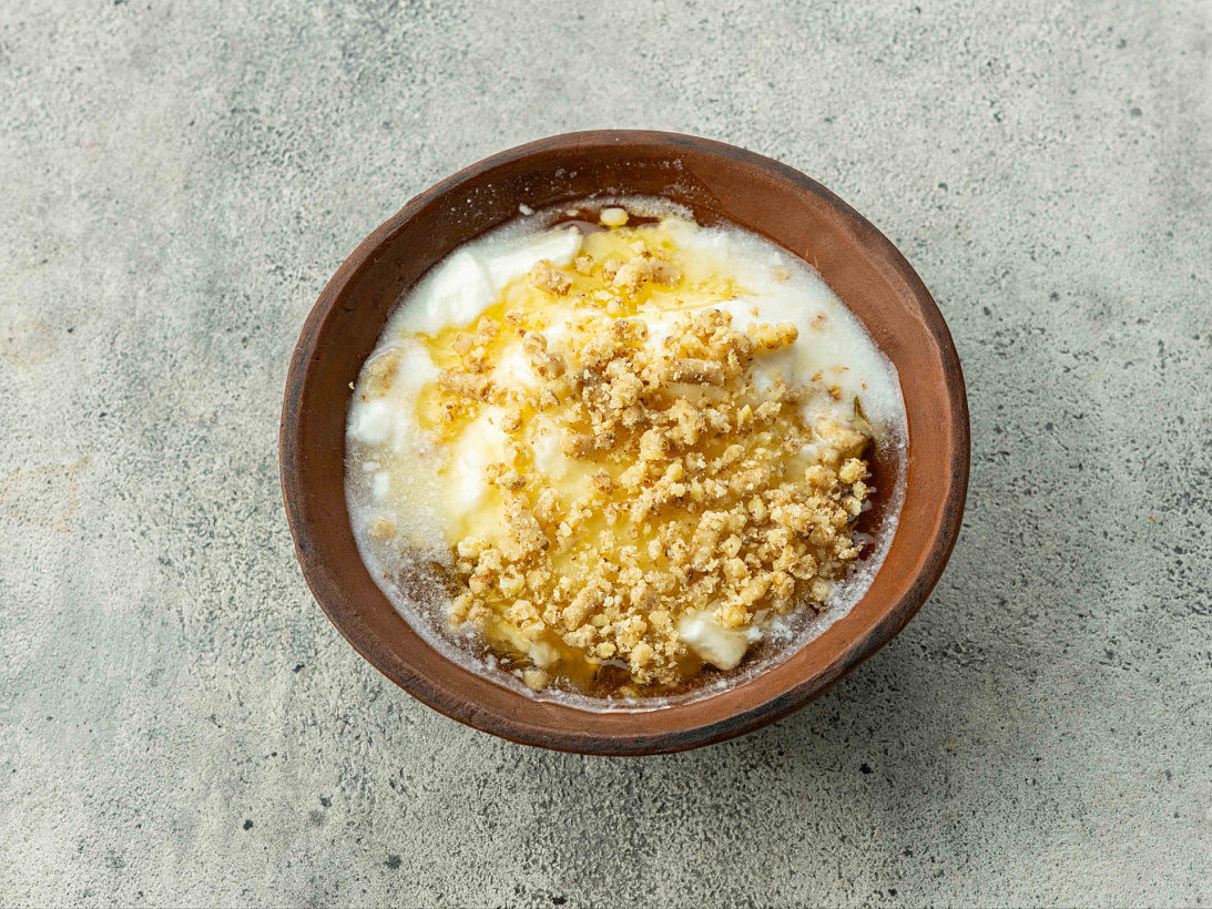 Мацони с медом и грецкими орехами