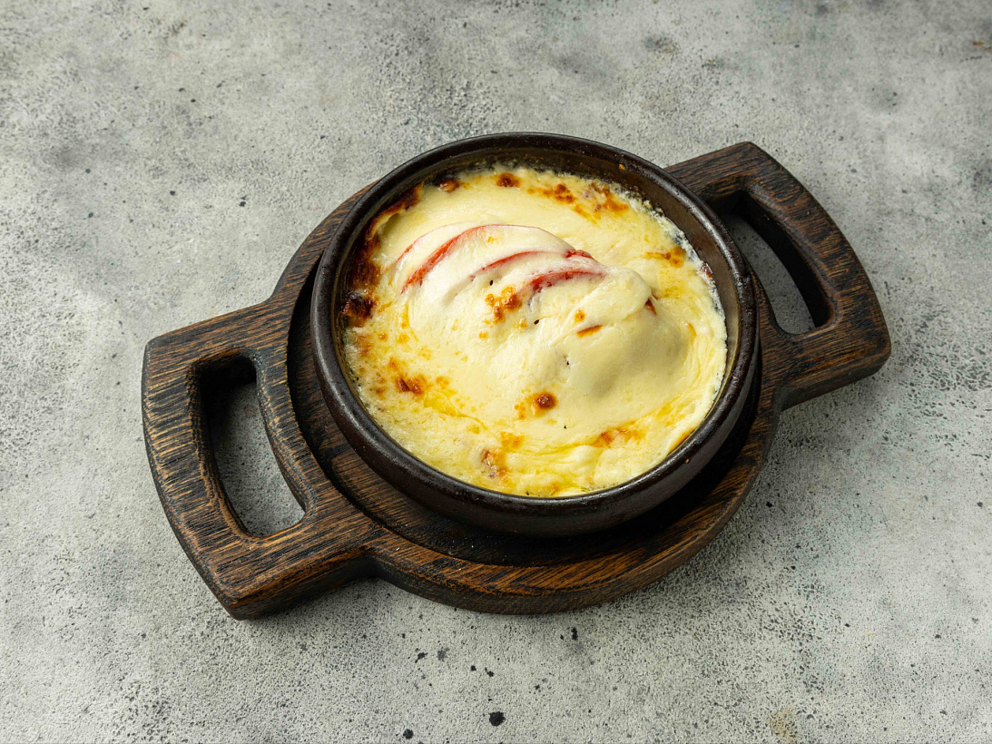 Сыр сулугуни жареный на кеци с помидорами